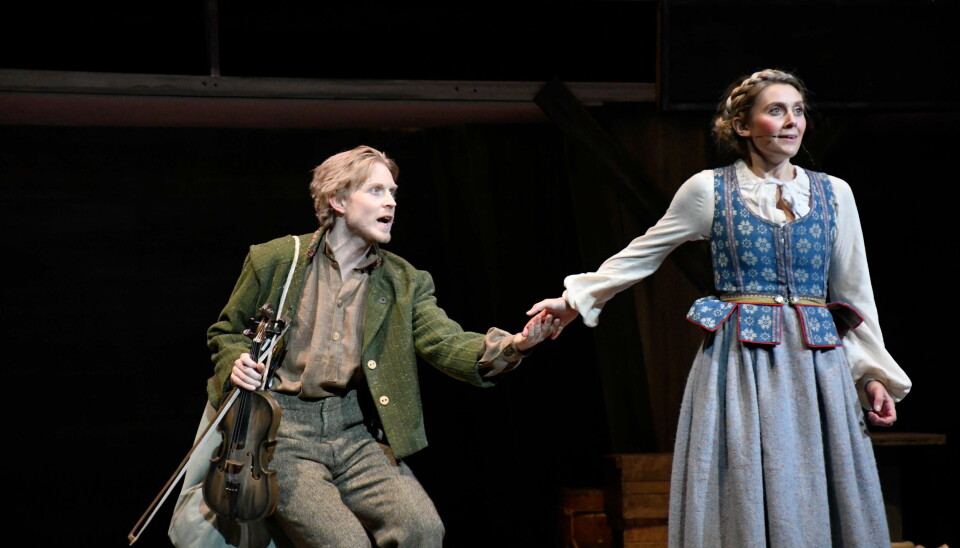 «Soga om Sol» er historia om to unge menneske frå Nordfjord som dreg til Amerika for å skape seg eit betre liv. Her eit arkivfoto frå då musikalen var sett opp ved Opera Nordfjord i 2023.