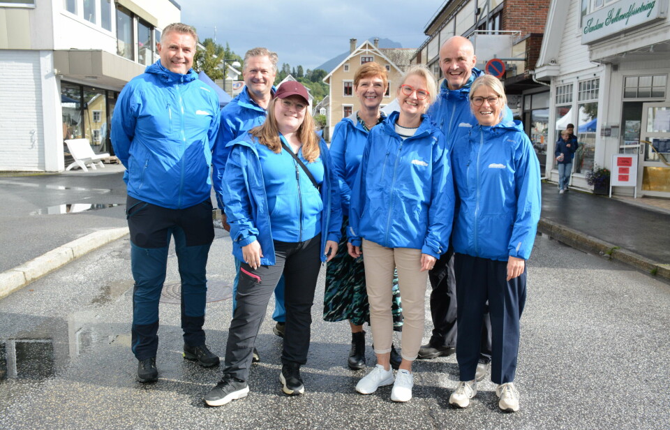 Dette er delar av komiteen som skipar til Sandanedagane: Vegar Sårheim (f.v.) , Lars Endre Gimmestad, Bjørg Bergheim, Knut Roger Nesdal. Framme f.v.: Kari-Anne Sørland, Solveig Gimmestad og Reidun Elvebakk. Sjur Gimmestad, Birgith Hjelle Roset og Eva Sessford er òg med i komiteen for Sandanedagane.