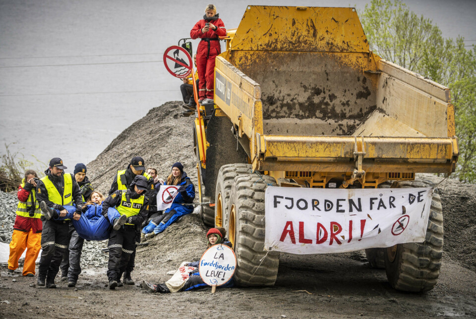 Det har vore fleire aksjonar mot deponiet i Førdefjorden. No har lagmannsretten slått fast at løyva som er gitt, er ugyldige. Foto: Ole Berg-Rusten/NTB/NPK.