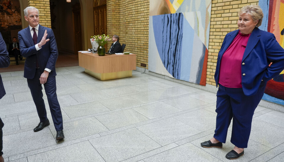 Statsminister Jonas Gahr Støre (Ap) og Høgre-leiar Erna Solberg står kanskje langt ifrå kvarandre på dette biletet, men i spørsmålet om ein ny EU-debatt står dei samla. Foto: Terje Pedersen/NTB/NPK.