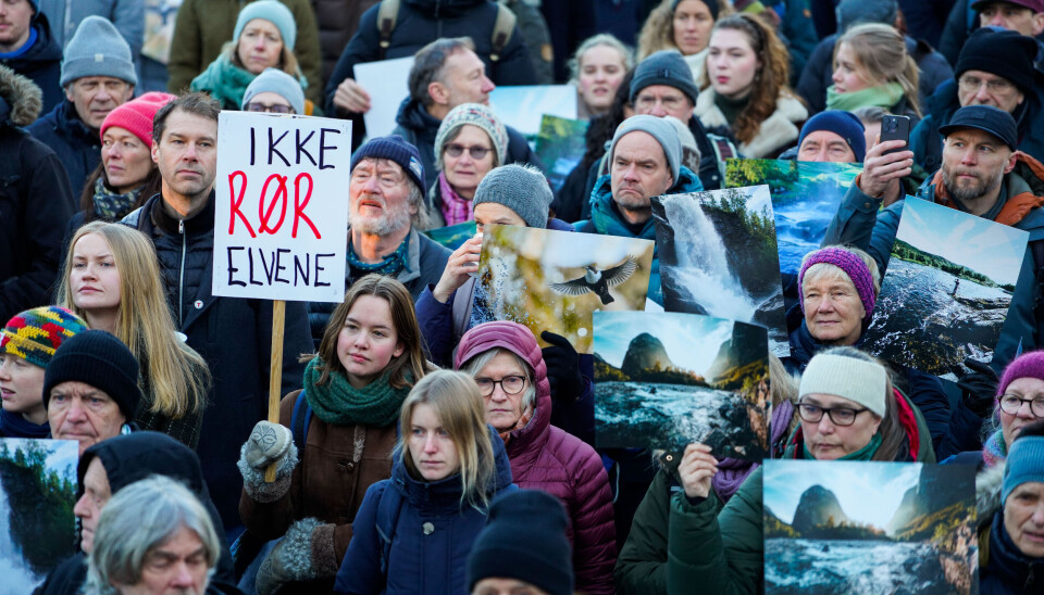 Fleire demonstrerte utanfor Stortinget tysdag i eit forsøk på å få stortingsfleirtalet til å snu. Det gjorde dei ikkje. Foto: Ole Berg-Rusten/NTB/NPK.