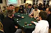 Deltakarar i pokerturneringa i Gloppen rundt eit bord.