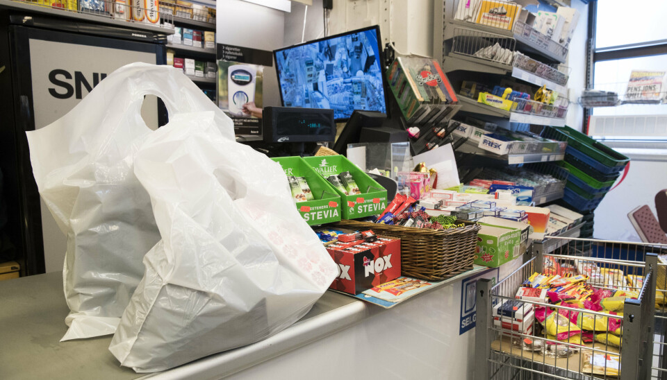Frå 1. april aukar plastposekontingenten til Handelens miljøfond med 1 krone. Foto: Berit Roald/NTB/NPK.