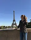 Iselin Kvernevik framfor Eiffeltårnet i Paris.