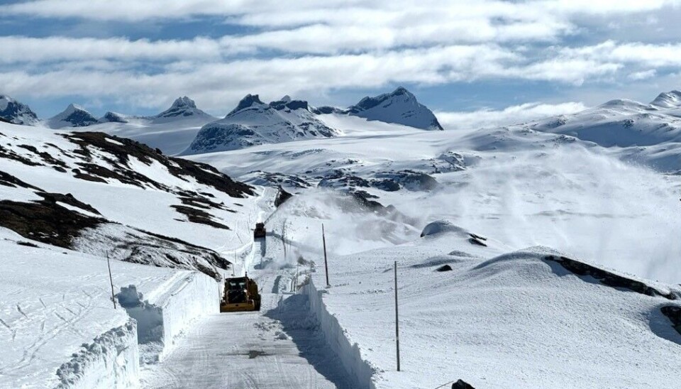 Frå fv. 55 Sognefjellsvegen, siste innspurt i snøbrøytinga 24. april før opning.