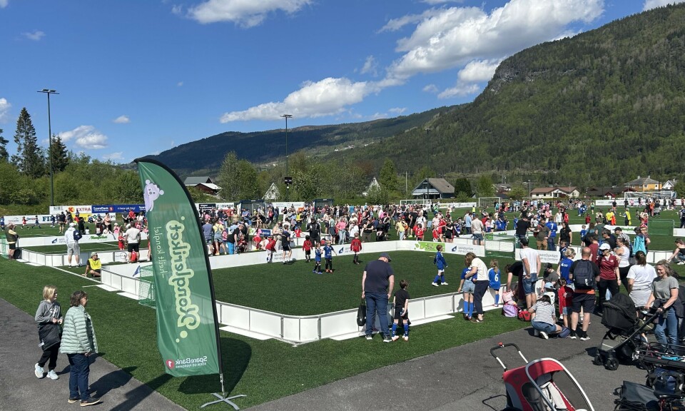 Fotballgruppa vil setje opp ein ballbinge av denne sorten i sentrum. Mange folk på og utanfor fotballbaner i Sandane idrettspark.