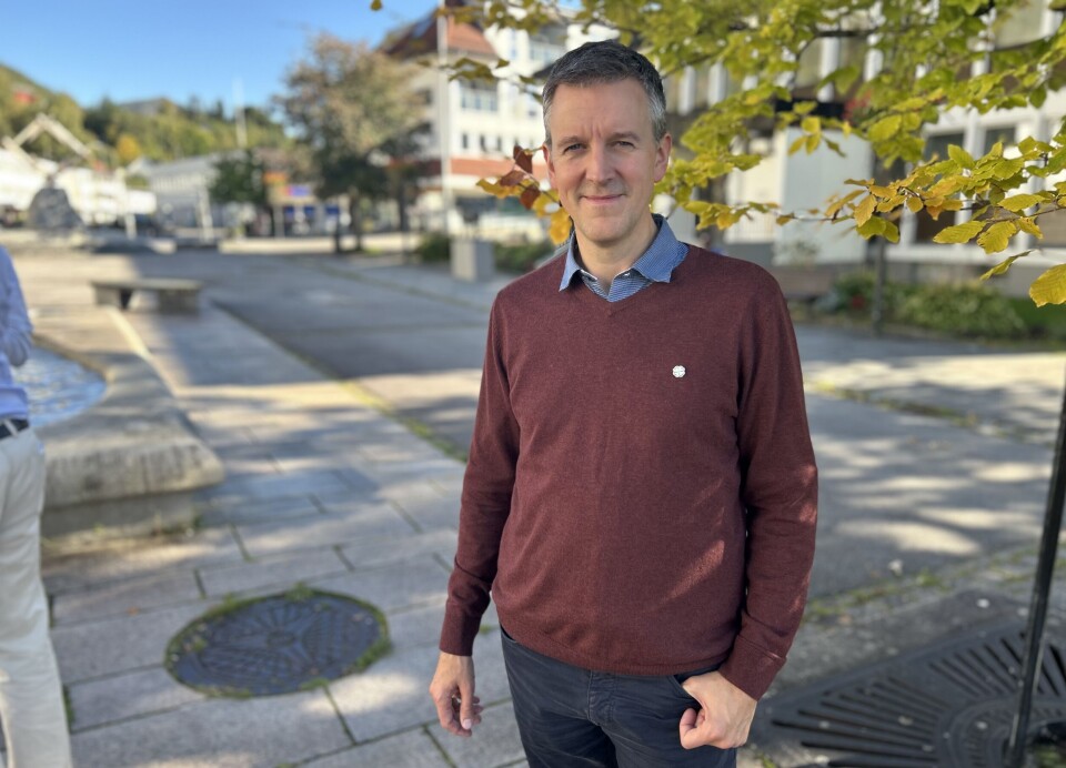 Treng skulebornet ditt endå meir stillesitting og teori? Erling Sande frå Senterpartiet fotografert på Heradsplassen på Sandane.