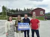 På bildet ser vi gåveutdelinga på ein million kroner til Noregs ungdomslag og arbeidet med å etablere eit nasjonalt kompetansesenter for «Huset i bygda», med base i Sogn og Fjordane. Frå venstre: Ida Søderstrøm, Magni Hjertenes Flyum, Yngve Thorsen og Kristoffer Knagenhjelm.
