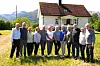 F.v.: Kjartan Austrheim fekk slektningar på besøk frå USA: F. v.: Jim og Karen Bernie, Joyce og Ronald Bernie, Barbara Bernie Morean, Karen Bernie Standish, Peggy Austreim Clarke, Sherry og Clark Bernie, Beckie og Thomas Bernie.