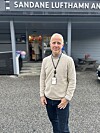 Lufthamnsjef Svein-Arne Vik utanfor Sandane lufthamn Anda.