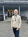 Lufthamnsjef Svein-Arne Vik utanfor Sandane lufthamn Anda.