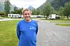 Driftsleiar ved Byrkjelo Camping, Arve Myklebust, framfor campingplassen.