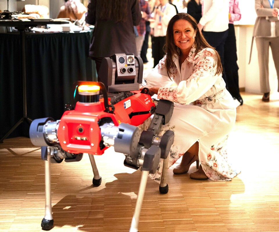 Helene Frihammer med robot-hunden Anya frå Kompetansesenteret for Robotteknologi på Osterøy