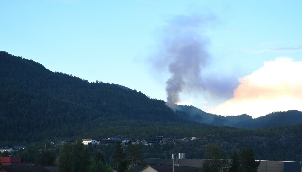 Det brenn i terrenget ovanfor Valborgkleiva etter lynnedslag kvart på ni i kveld.