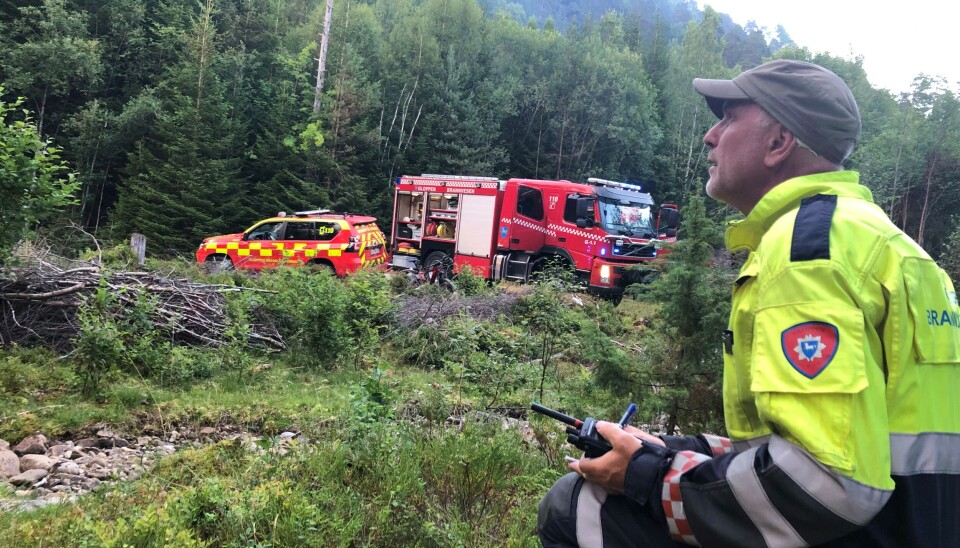 Brann- og beredskapssjef Kjell Aske følgjer med på korleis brannen utviklar seg i skogsområdet.