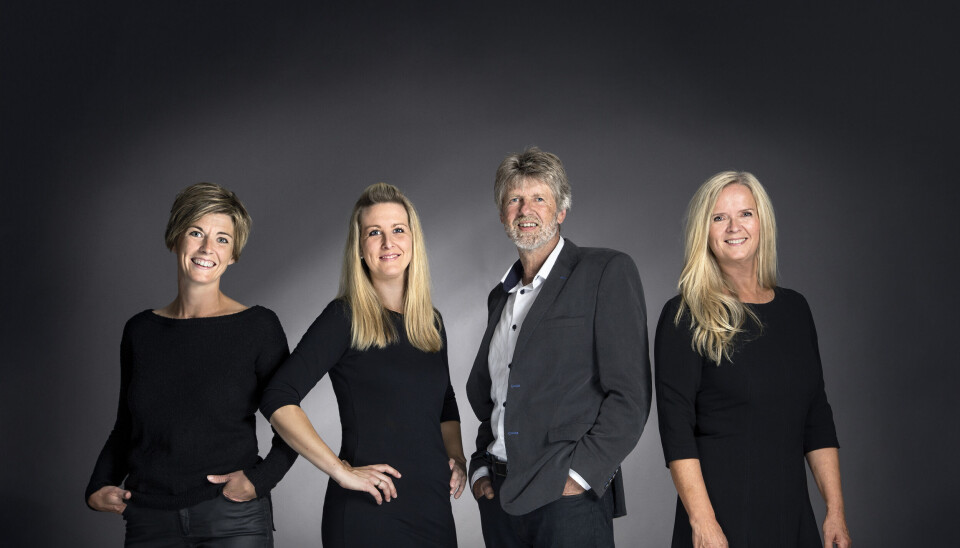 Tre kvinner og ein mann, med stort orkester, kan du sjå og høyre i Trivselshagen fredags kvelden under Sandanedagane.