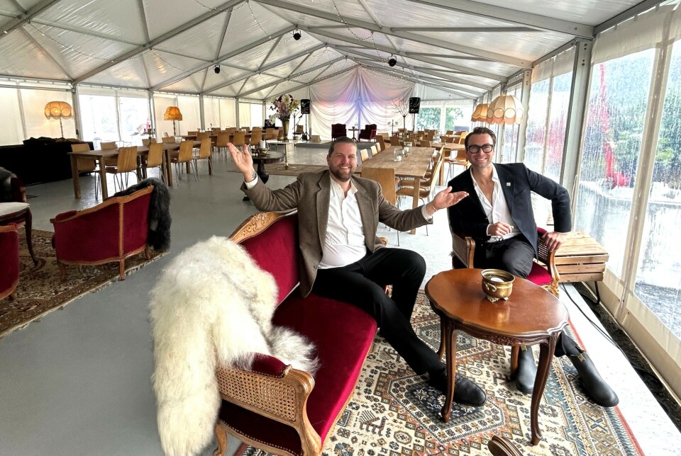 Laurdag 15. august ønskjer dei velkomne til sommarens siste store opera- og matfest på Sølvane Gard i Kandalen. – Vi er sikre på at det blir ein triveleg kveld i det flotte teltet vårt, smiler Eivind Kandal t.v. og Torstein Kollevåg.