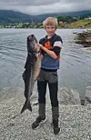 Markus Løvland med ein sei på 7,5 kilo som han fekk i Gloppefjorden 3. august.