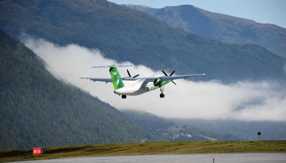 Widerøe-fly tek av frå Sandane lufthamn Anda. Widerøe-fly tek av frå Sandane lufthamn Anda.