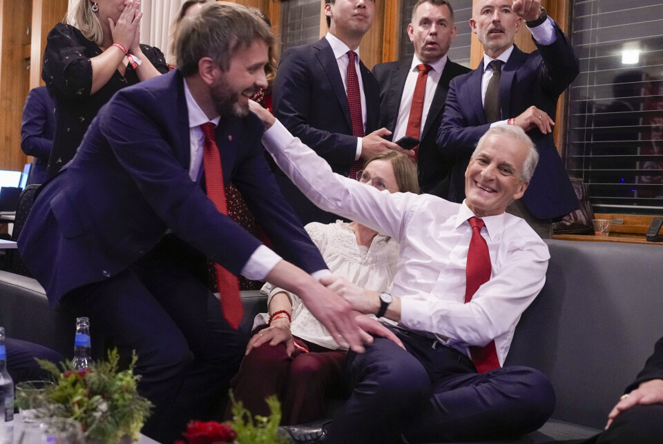Arbeidarpartiets nestleiar Jan Christian Vestre og partileiar Jonas Gahr Støre jublar over det som ser ut til å bli raudgrøn siger i stortingsvalet. Foto: Javad Parsa/NTB/NPK.