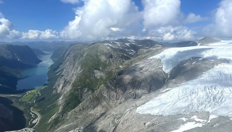 Kjøsnesfjorden sett frå Tverrfjellet.