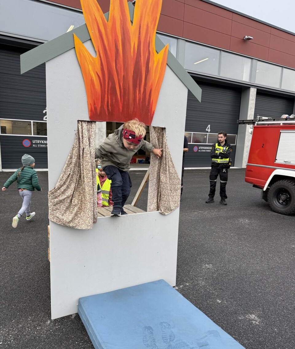 Førskulegruppa i Hyen barnehage vitjar Sandane brannstasjon og Gloppen politistasjon.