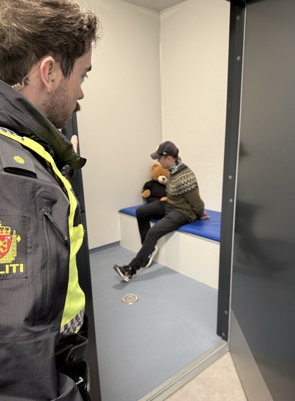 Tjuven vert sett i arresten.
