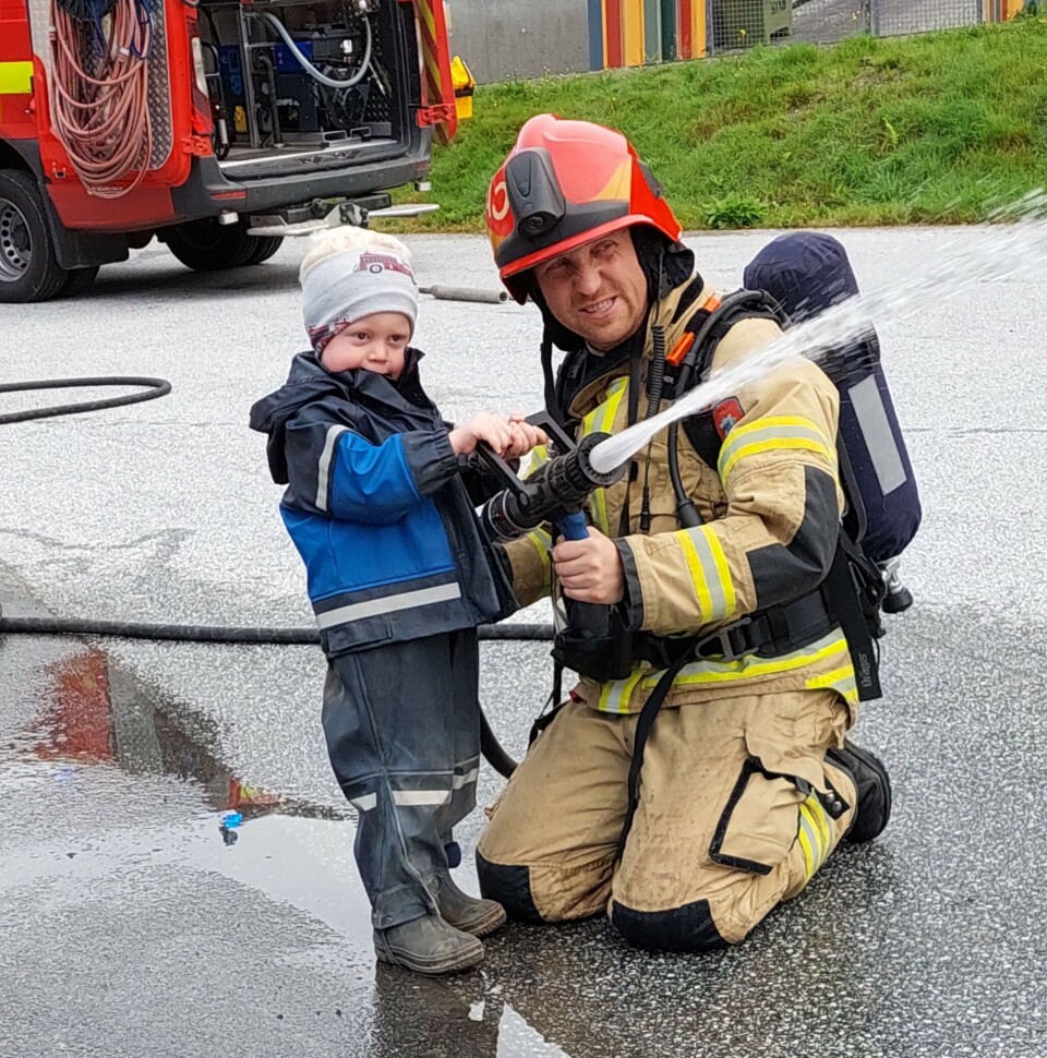 Ungane får prøve brannslangen.