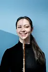 Fløytist Maria Ose med fløyte.