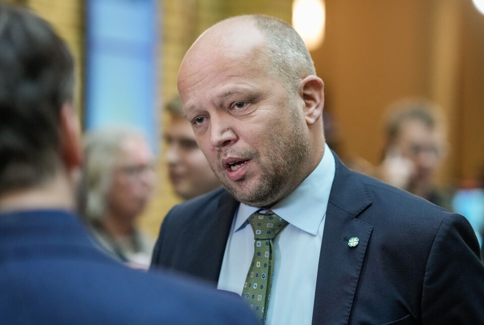 Senterparti-leiar Trygve Slagsvold Vedum slaktar budsjettforslaget frå regjeringa og seier Arbeidarpartiet bør forhandla med Høgre.