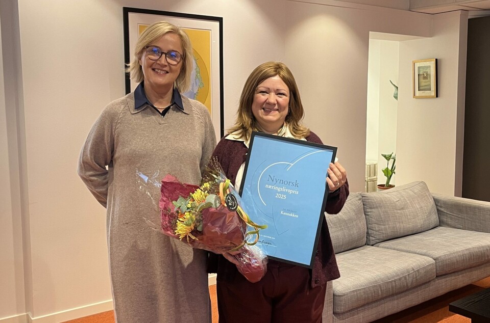 Juryleiar Monica Haanes Waagan (t.v.) og prisvinnar Silje Vatne Ersland.