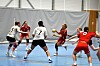 Handballspelarar på bane.