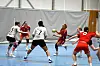Handballspelarar på bane.