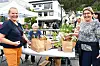 Gloppen hagelag, planteloppemarknad på Heradsplassen. T.v. Ellen Bjelke frå Skei. T.h. Oddny Rygg frå Naustdal. I midten Aud Karin Netland i Gloppen hagelag.