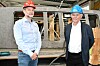 Dagleg leiar Kjetil Hantveit i Fjord Shuttle og dagleg leiar i Brødrene Aa Hyen AS, Tor Øyvin Aa, etter at det blei kjent at Fjord Shuttle kjøper ein båt frå Hyen.