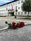 Blomar på Heradsplassen etter kong Harald sin død.