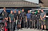 Lærlingar hos Tømrar EN Myklebust AS og Byggmester Seime AS: F.v.: Oda Haugen Solbakk, Davis Skjerdal, Max Julian Kollbotn, Håvar Hetle, Espen Nes, Elena Sæthre. Heilt t.v.: Byggmester Erik Seime, nr. 6 f.v. Arfne Skålvik i Byggmesternes Servicekontor og heilt t.h. dagleg leiar Tømraren Myklebust AS, Endre Nilssen Myklebust.
Dei to verksemdene satsar på lærlingar.