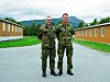 Per Rune Vereide (T.v.) har fått 40 års merke for å ha tenestegjort i HV i 42 år. T.h. avsnittssjef i HV-11, Are Bakkhaug