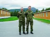 Per Rune Vereide (T.v.) har fått 40 års merke for å ha tenestegjort i HV i 42 år. T.h. avsnittssjef i HV-11, Are Bakkhaug